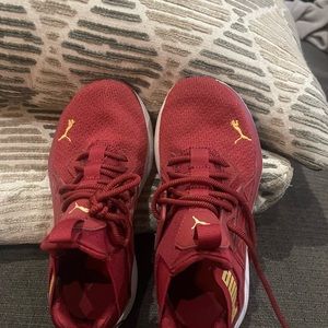 Women’s pumas size 6